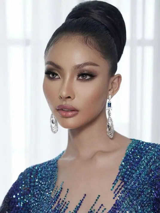 Gayanya diperlengkap dengan pulasan makeup glam yang flawless dan perhiasan berupa anting-anting. (Instagram/ivan_gunawan).