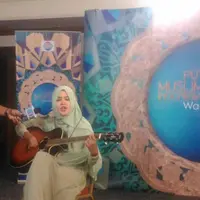 Salah satu peserta audisi Puteri Muslimah Indonesia 2017 menunjukkan bakat di bidang musik. (Dokumentasi Indosiar)