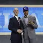 Markelle Fultz (kanan) berpose dengan Komisioner NBA Adam Silver setelah menjadi pilihan pertama draft NBA 2017. Fultz direkrut Philadelphia 76ers. (AP Photo/Frank Franklin II)