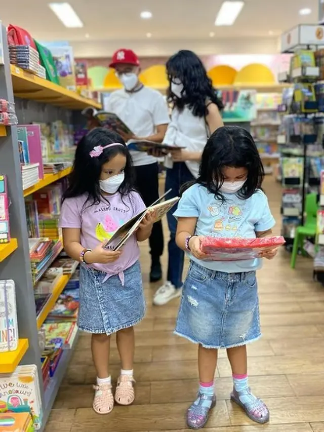 Bayu Oktara dan istri bersama anak kembar (Instagram/bayuoktara)