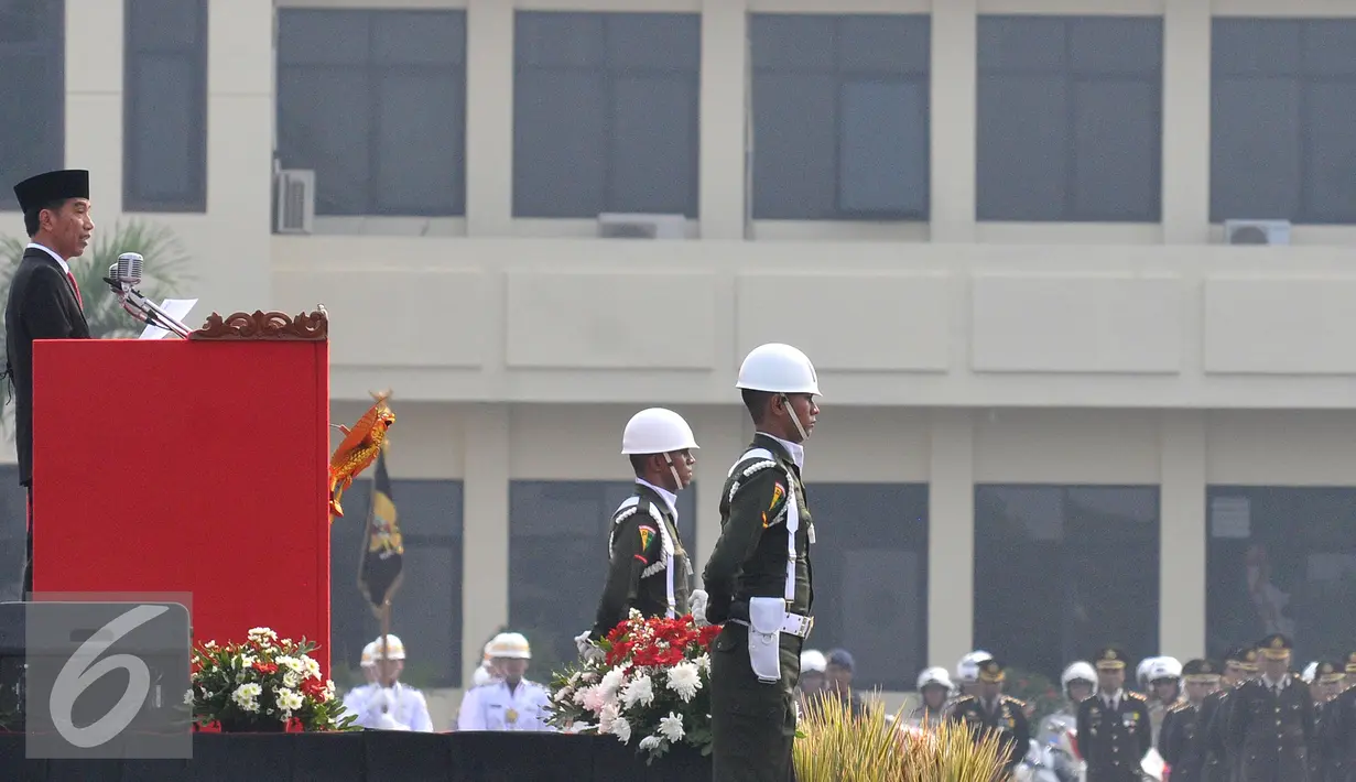 Presiden Joko Widodo berpidato dalam upacara peringantan HUT Bhayangkara Polri ke-69 di Mako Brimob, Jakarta, Rabu (1/7/2015). Jokowi mengajak yang hadir untuk berdoa atas kecelakaan pesawat Hercules C-130 di Medan. (Liputan6.com/Herman Zakharia)