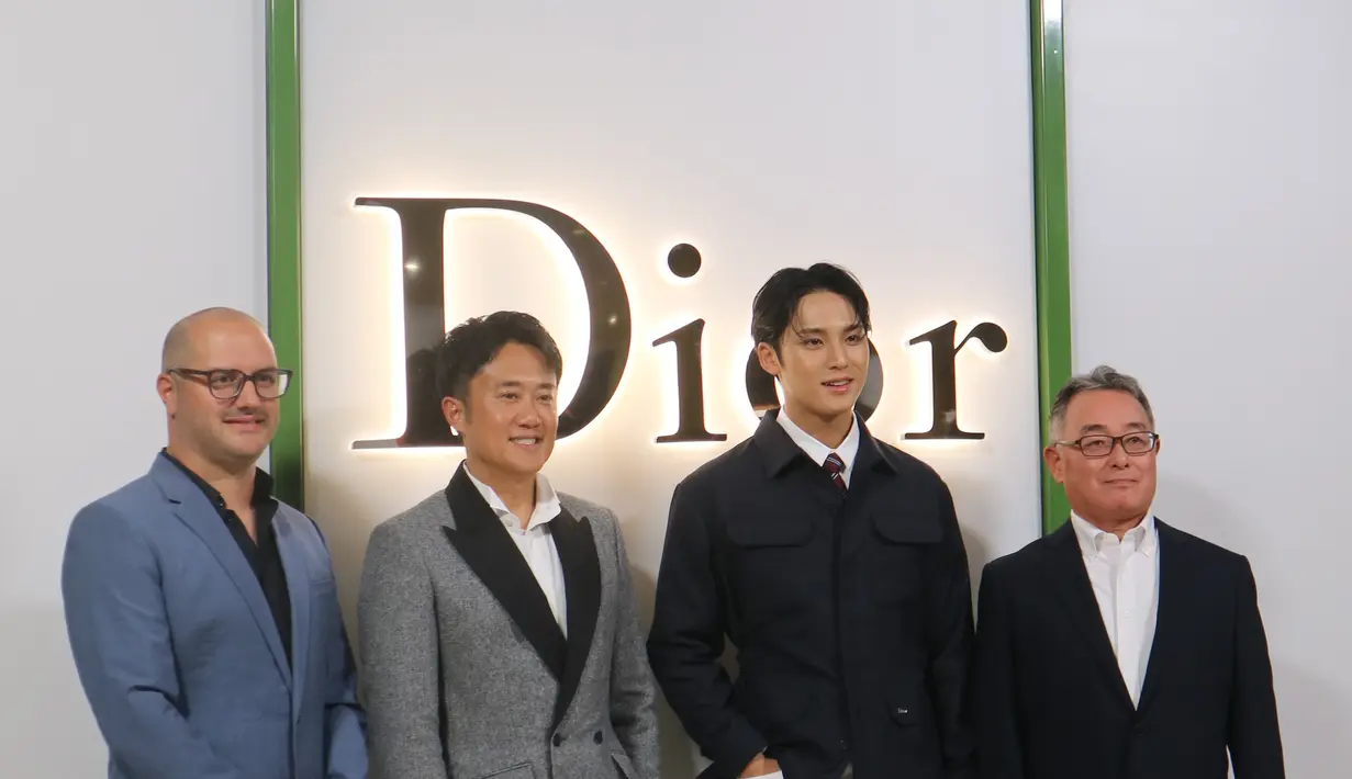 Mingyu selesaikan penampilan dengan celana putih dan D de Dior Monk Derby Shoe seharga Rp30 jutaan