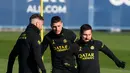 <p>Penyerang Paris Saint-Germain (PSG) Lionel Messi (kanan) mengontrol bola di samping rekan setimnya Marco Verratti dan Sergio Ramos jelang laga tandang ke kandang Marseille pada babak 16 besar Coupe de France 2022/2023, di Saint-Germain-en-Laye, Selasa (7/2/2023). PSG memiliki rekor Piala yang sangat baik melawan Marseille, memenangkan 10 dari 11 pertemuan terakhir antara klub, termasuk dua final dalam dua dekade terakhir. (FRANCK FIFE / AFP)</p>