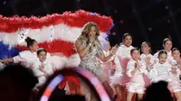 Jennifer Lopez dalam pertunjukan halftime show NFL Super Bowl 2020.   (AP Photo/Seth Wenig)