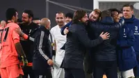 Para pemain Juventus dan manajer tim, Andrea Pirlo (tengah) merayakan kelolosan mereka ke partai final Coppa Italia 2020/21 usai bermain imbang 0-0 dengan Inter Milan dalam laga semifinal leg kedua di Juventus Stadium, Turin, Selasa (9/2/2021). (AFP/Marco Bertorello)