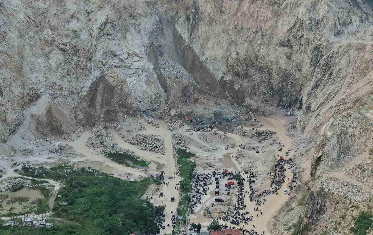 FOTO: !4 Penambang Galian C Tewas dan 8 Lainnya Masih Tertimbun Longsor Di Gunung Kuda Cirebon