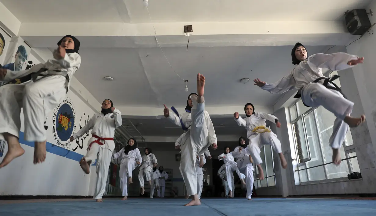 Gadis-gadis Afghanistan berlatih taekwondo selama sesi pelatihan di Kabul, Afghanistan, pada 1 Maret 2021. Latihan bela diri ini mengupayakan para perempuan di Afghanistan bisa melindungi dirinya sendiri. (AP Photo/Rahmat Gul)