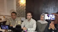 Gathan Saleh Hilabi bersama pengacaranya Sunan Kalijaga melakukan jumpa pers terkait kasus hukum yang menjeratnya.