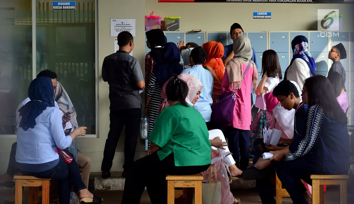 Suasana Keluarga dan rekan dari para tahanan di Rumah Tahanan Kelas 1 Jakarta Timur cabang Rutan KPK, Jakarta, Jumat, (15/6). Para keluarga melakukan kunjungan Tahanan KPK dalam rangka Hari Raya Idul Fitri 1439 Hijriah. (Liputan6.com/Johan Tallo)