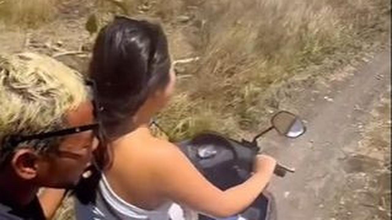 Dalam perjalanan ke wisata Tanggedu, pengunjung harus melewati padang savana yang luas.