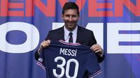 Penyerang: Lionel Messi. Pemain berusia 34 tahun ini dikontrak PSG selama 2 tahun dengan opsi perpanjangan 1 tahun. Di PSG ia akan bereuni dengan mantan rekannya di Barcelona, Neymar dan tentu seterunya di Real Madrid, Sergio Ramos yang kali ini jadi rekan setim. (Foto: AP/Lluis Francois Mori)