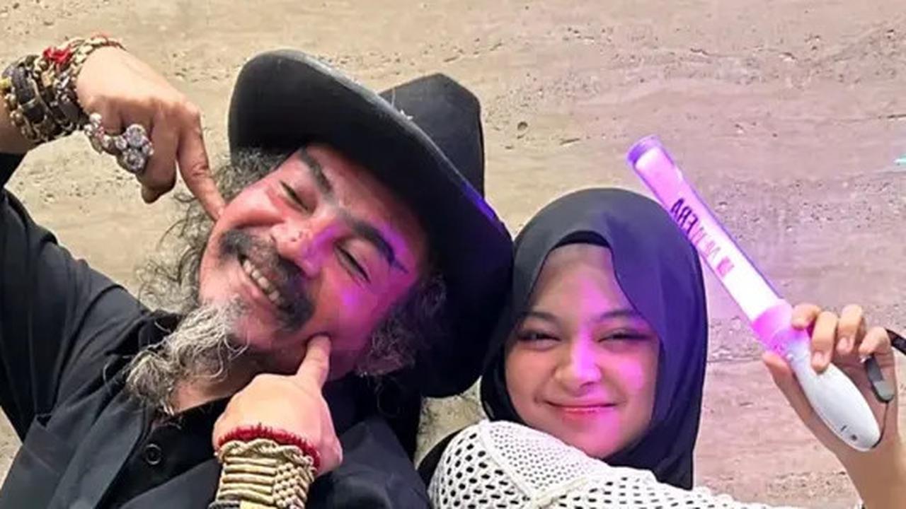 7 Potret Keseruan Limbad dan Sang Anak Nonton Konser JKT48, Sekarang Kompak Jadi Wota