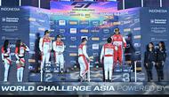 Sean Gelael (paling kanan) dan tim Garage 75 harus puas naik podium ketiga pada Race 1 GT World Challenge Asia (GTWCA) di Sirkuit Pertamina Mandalika hari Sabtu (02/05/2026). (Jagonya Ayam)
