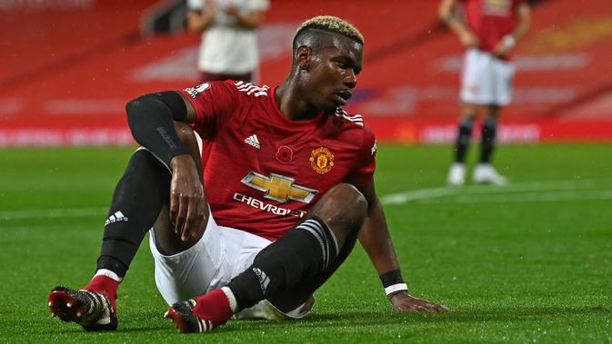 Gelandang Manchester Uniteed, Paul Pogba, tampak kecewa usai melakukan pelanggaran kepada Hector dalam laga lanjutan Liga Inggris di Old Traford, Senin (2/11/2020) dini hari WIB. Manchester United kalah 0-1 oleh Arsenal. (AFP/Paul Ellis/pool)