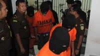 7 Dari 9 tersangka kasus dugaan pembunuhan Salim Kancil, aktivis antitambang serta tambang ilegal Lumajang, diserahkan ke Kejaksaan Negeri Surabaya. (Liputan6.com/Dian Kurniawan)