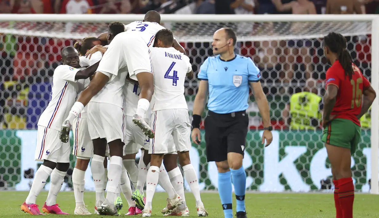 Para pemain Prancis melakukan selebrasi usai mencetak gol ke gawang Prancis pada pertandingan Grup F Euro 2020 di Puskas Arena, Budapest, Hungaria, Rabu (23/6/2021). Laga berakhir imbang 2-2. (Bernadett Szabo, Pool photo via AP)