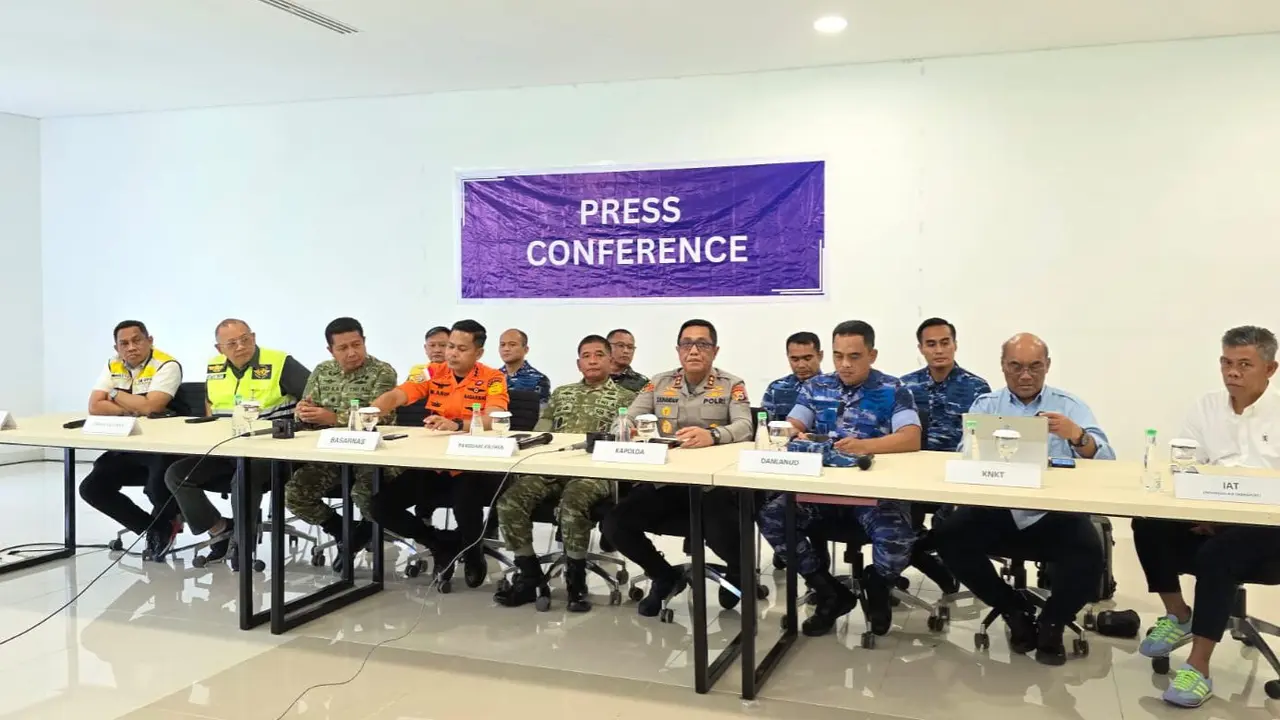 Konferensi pers kecelakaan pesawat ATR 42-500 di wilayah Kabupaten Maros, Sulawesi Selatan