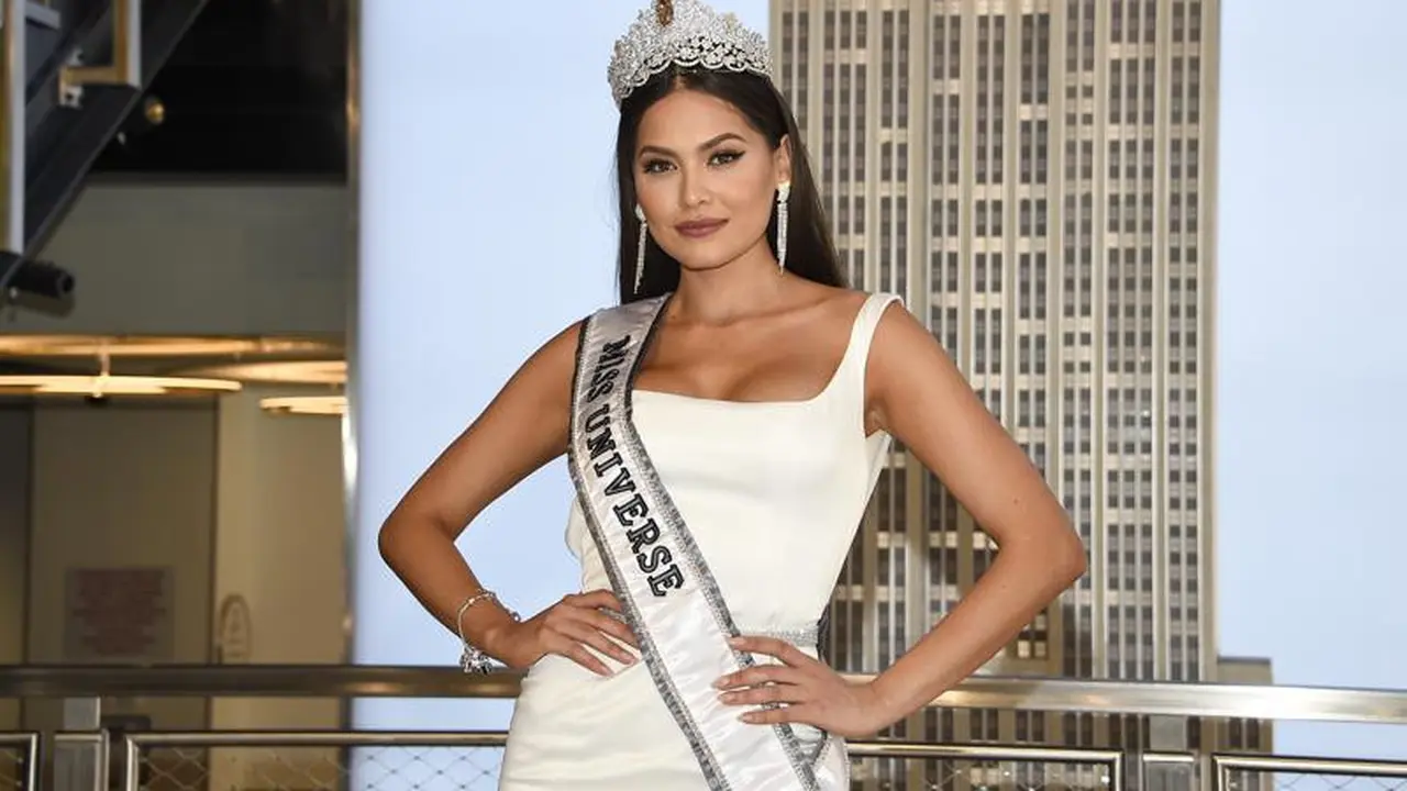 Miss Universe yang baru dinobatkan, Andrea Meza dari Meksiko, berpose untuk media selama kunjungannya ke Empire State Building pada 18 Mei 2021, di New York. (Evan Agostini/Invision/AP, File)