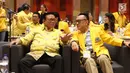 Ketua Dewan Pakar Partai Golkar Agung Laksono (kiri) saat menghadiri pembukaan Rakornis Bappilu Partai Golkar 2018 di Jakarta, Sabtu (20/10). Rakornis akan membahas persiapan kampanye pada Pemilu 2019. (Liputan6.com/Helmi Fithriansyah)