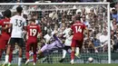 Aleksandar Mitrovic yang menjadi algojo mampu menjalankan tugasnya dengan sempurna dan kembali membawa Fulham unggul 2-1 atas Liverpool. (AP/Ian Walton)