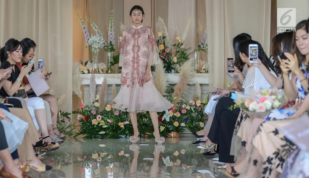 Model membawakan busana koleksi terbaru Alto Prive karya desainer Cynthia Vicario berkolaborasi dengan Tyna Kanna Mirdad di Menteng, Jakarta, Kamis (9/5/2019). Fashion show bertajuk FLORA menampilkan 20 busana model couture dan ready to wear. (Liputan6.com/Fery Pradolo)