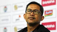 Pelatih Persela, Aji Santoso, memuji Arema. (Bola.com/Iwan Setiawan)
