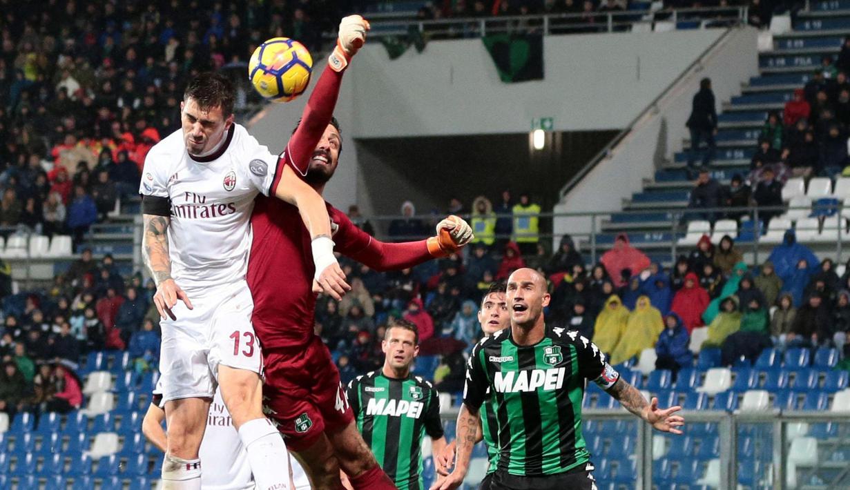Duel pemain AC Milan, Alessio Romagnoli (kiri) dengan kiper Sassuolo pada lanjutan Serie A di Mapei Stadium, Reggio Emilia, Italia, (5/11/2017). Milan menang 2-0. (Elisabetta Baracchi/ANSA via AP)