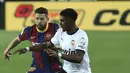 Bek Barcelona, Jordi Alba berusaha merebut bola dari pemain Valencia, Thierry Correia pada pertandingan La Liga Spanyol di stadion Mestalla, Senin (3/5/2021). Kemenangan ini menjaga peluang juara Barcelona musim ini. Mereka masih ada di peringkat ketiga dengan 74 poin. (AP Photo/Alberto Saiz)