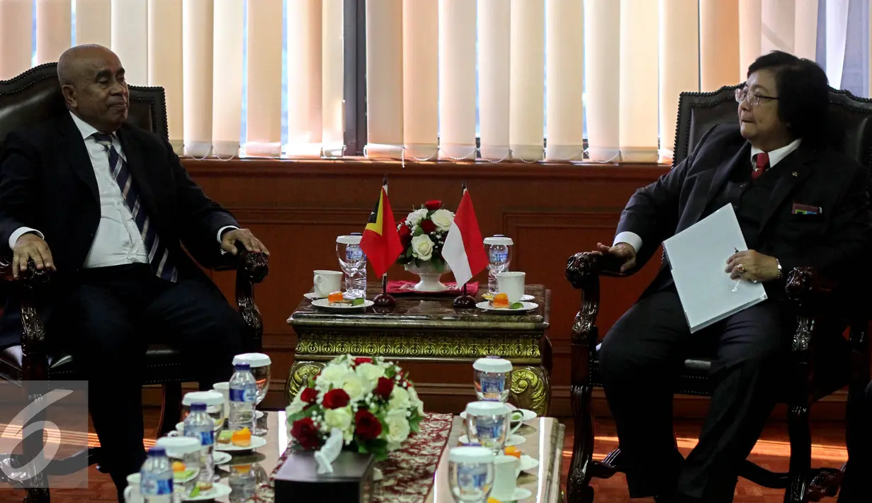Menteri Lingkungan Hidup dan Kehutanan (LHK), Siti Nurbaya (kanan) berbincang dengan Menko bidang ekonomi yang merangkap Menteri Pertanian dan Perikanan Timor Leste, Estanislau Aleixo da Silva di Jakarta (24/8/2015). (Liputan6.com/Johan Tallo)
