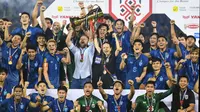 Thailand berhasil menjuarai ajang Piala AFF 2022 setelah mengalahkan Vietnam dengan agregat 3-2 di partai final pada Senin (16/01/2023). Dikutip dari Siam Sport, skuad asuhan Alexandre Polking itu akan mendapatkan bonus sekitar 50 juta bath (Rp21,4 miliar) setelah memenangkan ajang ini. 10 juta Baht (Rp4,2 miliar) dari hadiah utama, 36 juta Baht (Rp11,1 miliar) dari Madam Pang, dan sisanya dari beberapa pihak yang memberikan hadiah. (AP Photo/Kittinun Rodsupan)