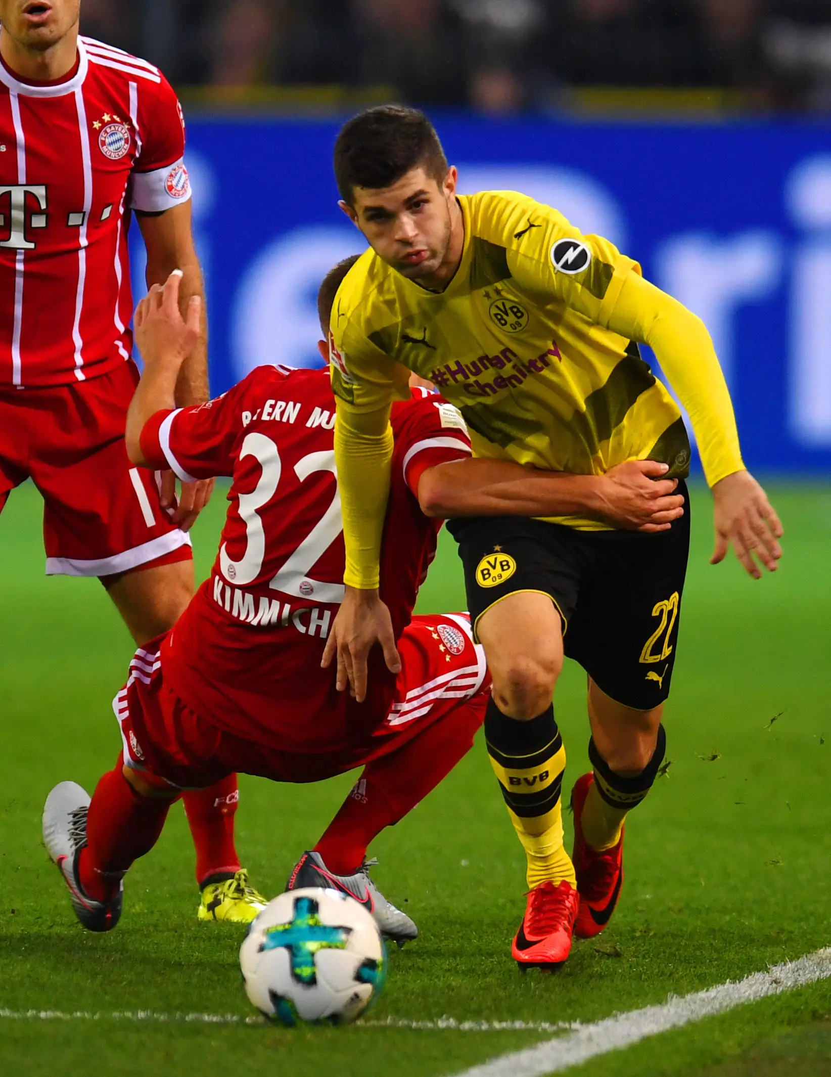 Striker Borussia Dortmund Christian Pulisic dalam laga melawan Bayern Munchen, Sabtu (4/11/2017) atau Minggu dinihari WIB. (AFP / PATRIK STOLLARZ)
