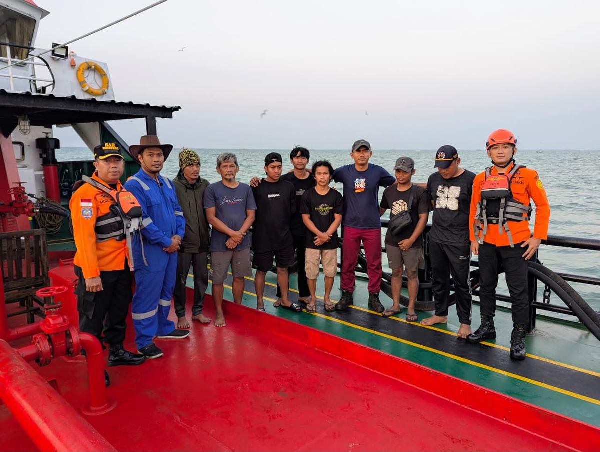Evakusi 8 abk kapal tenggelam di laut bawean. (dokumentasi basarnas).