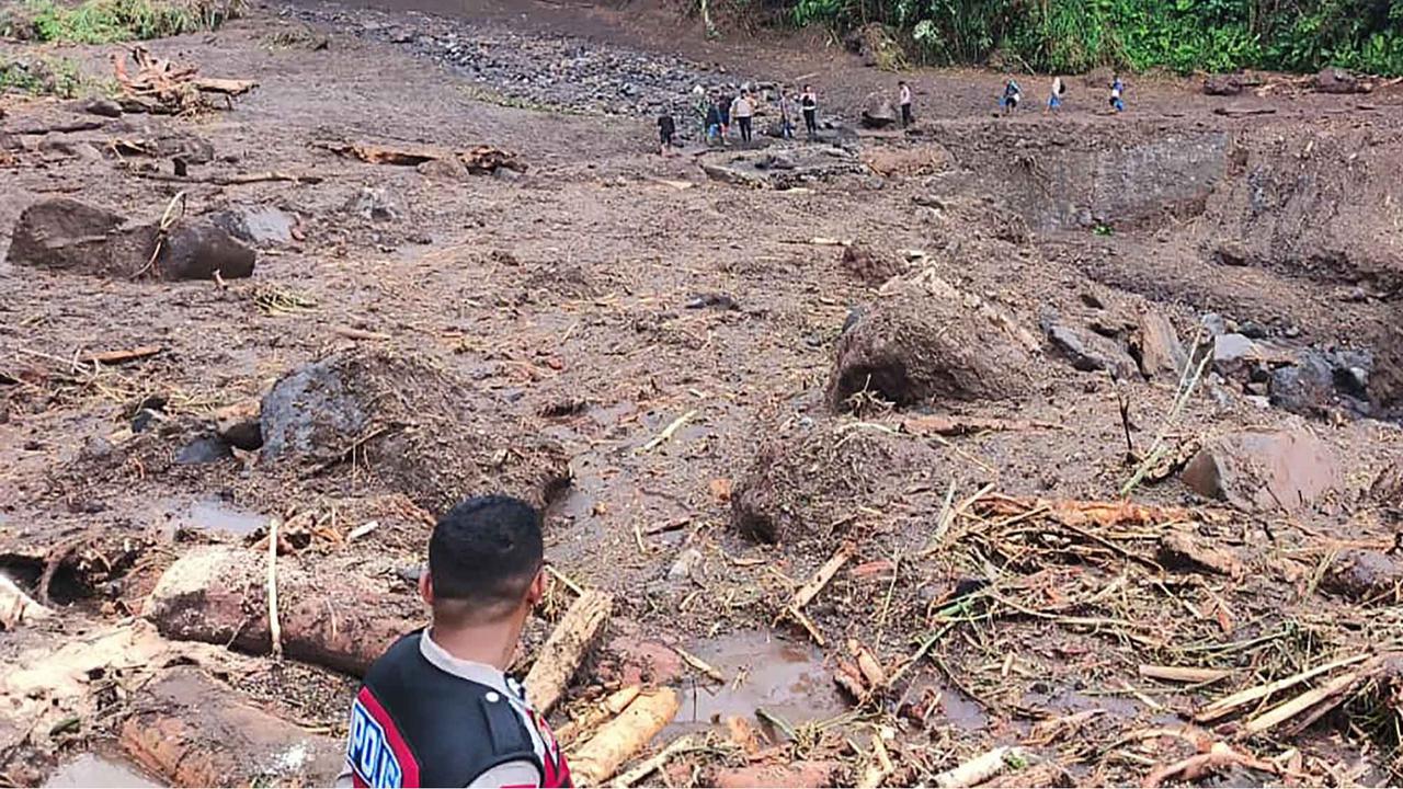 FOTO: Banjir Bandang Mauponggo: 6 Tewas, 4 Hilang, Puluhan Warga Mengungsi