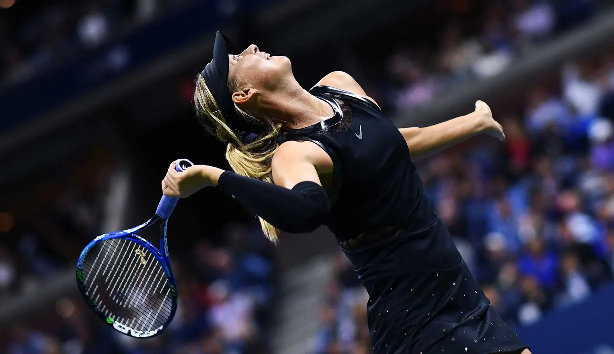 Petenis Rusia Maria Sharapova berusaha membalikan bola petenis Sofia Kenin dari AS saat pertandingan Tunggal Wanita Terbuka 2017 di ASTA Billie Jean King National Tennis Center di New York (1/9). Sharapova menang 7-5 6-2. (AFP Photo/Jewel Samad)