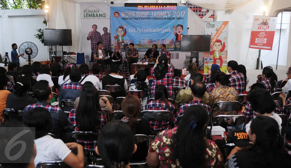  Suasana workshop di Rumah Lembang, Jakarta, Jumat (13/1). Relawan pendukung pasangan calon gubernur DKI Jakarta nomer 2 Ahok-Djarot mengadakan kegiatan workshop dan nonton bareng debat KPUD untuk Cagub Cawagub Jakarta. (Liputan6.com/Gempur M Surya)