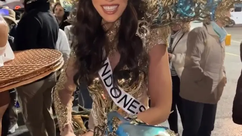 Laksmi DeNeefe Suardana saat bawakan kostum nasional phinisi di Miss Universe