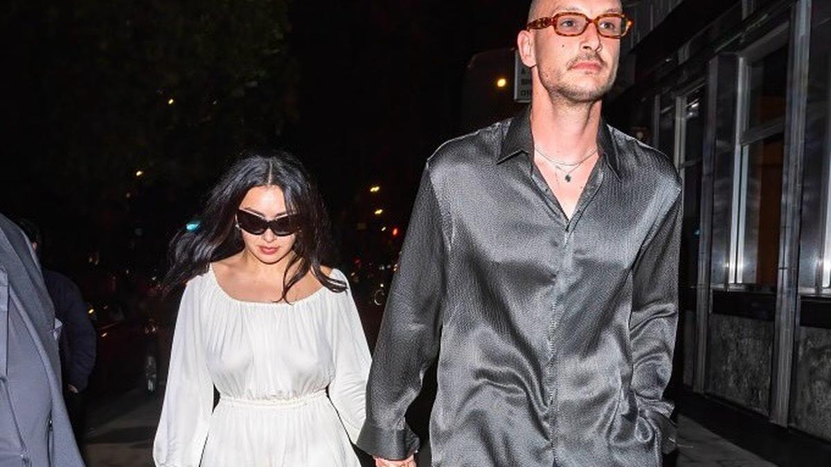 Gaya Santai Nan Stylish Charli XCX dan George Daniel di After Party ...