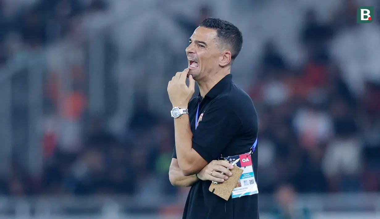 Pelatih Persija Jakarta, Carlos Pena saat melawan Dewa United pada laga pekan kelima BRI Liga 1 2024/2025 di Stadion Utama Gelora Bung Karno, Jakarta, Senin (16/9/2024). (Bola.com/M Iqbal Ichsan)