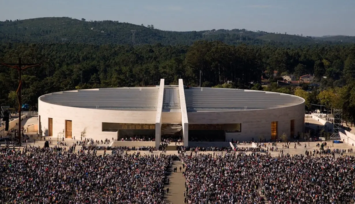 The Church of the Most Holy Trinity di Portugal dibangun antara 2004 dan 2007. Memiliki panjang 95 m (310 kaki) dan lebar 115 m (380 kaki), menampung hingga 9.000 orang.(openbuildings)