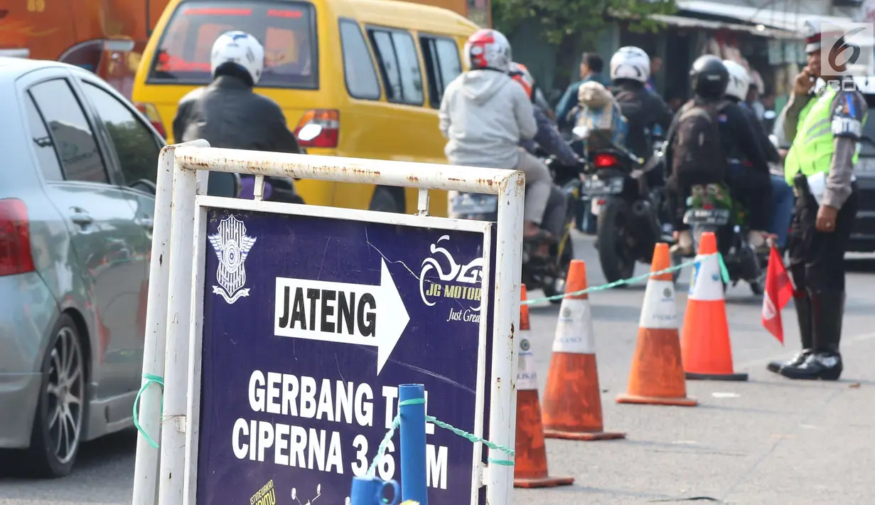 Arus Balik H+5 aparat kepolisian terus berjaga-jaga dan mengamankan titik rawan kemacetan di Pos Palimanan Cirebon, Jawa Barat, Jumat (30/6) (Liputan6.com/Helmi Afandi) 