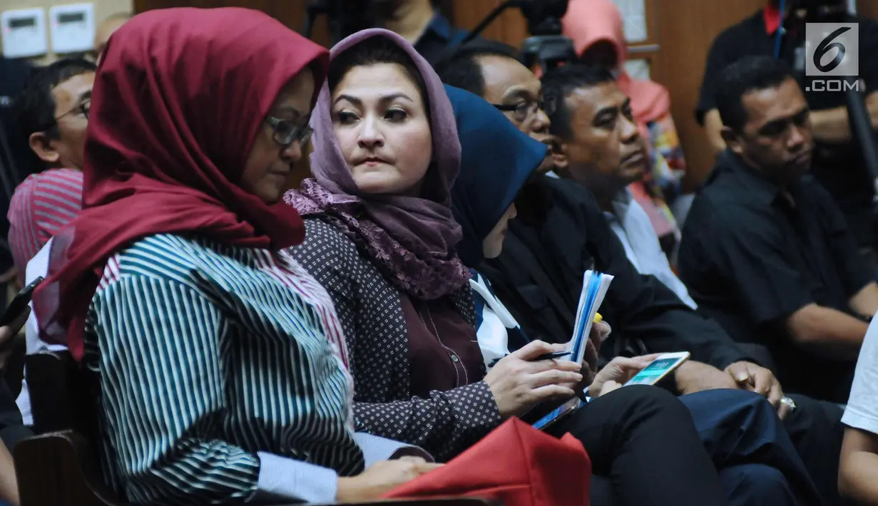 Istri terdakwa dugaan korupsi pengadaan e-KTP Setya Novanto, Deisti Astriani Tagor saat mengikuti sidang lanjutan di Pengadilan Tipikor, Kamis (8/2). Sidang mendengar keterangan saksi, salah satunya Ganjar Pranowo. (Liputan6.com/Helmi Fithriansyah)