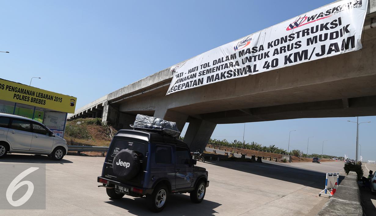 Kendaraan pemudik melintasi jalan tol Pejagan-Pemalang, Banjar Anyar, Brebes, Jawa Tengah, Kamis (16/7/15). Berdasarkan pantauan petugas di posko Tol Pejagan, pada H-1 terjadi peningkatan kendaraan hingga 50 persen. (Liputan6.com/Herman Zakharia)