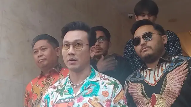 Denny Sumargo memenuhi panggilan polisi guna memberikan keterangan terkait laporannya terhadap DJ Verny Hasan