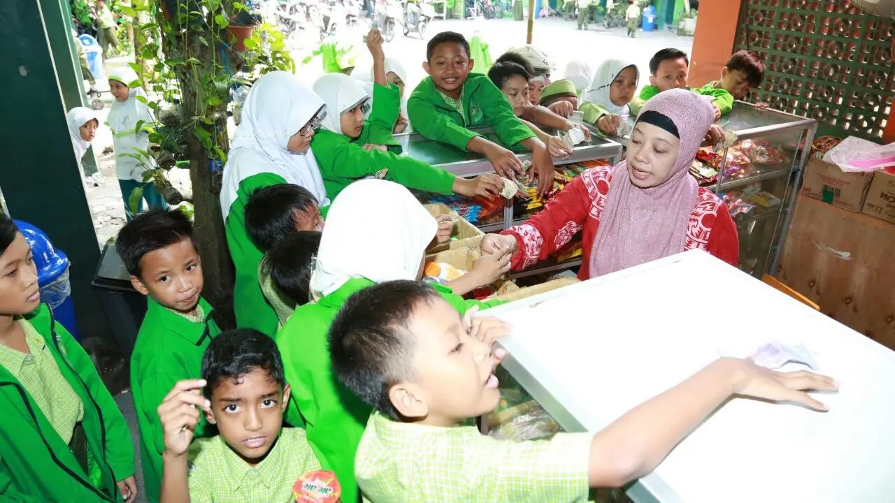 Banyuwangi Dukung Kebiasaan Anak Jajan di Sekolah