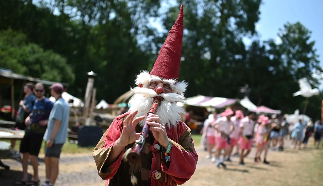 Pengunjung festival menghadiri festival Glastonbury Hari ke-2 di desa Pilton di Somerset, barat daya Inggris, pada 22 Juni 2023. Festival berlangsung dari 21 Juni hingga 26 Juni. (Photo by Oli SCARFF / AFP)