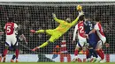 Kiper Arsenal, David Raya berusaha menghalau bola pada laga lanjutan Liga Inggris 2024/2025 melawan Manchester United di Emirates Stadium, London, Inggris, Kamis (05/12/2024) WIB. (AP Photo/Kirsty Wigglesworth)