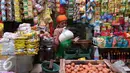 Pedagang hendak menimbang beras di pasar di Tebet, Jakarta, Senin (1/8). BPS melaporkan Inflasi Juli ini lebih tinggi dari inflasi Juni 2016 sebesar 0,66 persen. (Liputan6.com/Angga Yuniar)