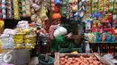 Pedagang hendak menimbang beras di pasar di Tebet, Jakarta, Senin (1/8). BPS melaporkan Inflasi Juli ini lebih tinggi dari inflasi Juni 2016 sebesar 0,66 persen. (Liputan6.com/Angga Yuniar)