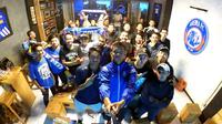 M. Rafli dan Ibnu Adam, dua pemain muda Arema FC nonton bareng suporter di sebuah kafe bernama Ruang Ganti di Malang, Minggu (26/2/2017). (Bola.com/Dok.pribadi)