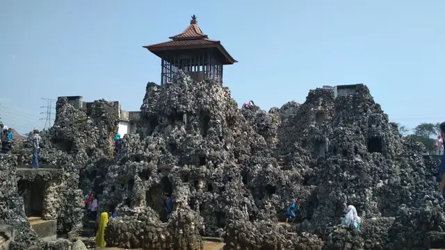 Wisata Susur Gua Sunyaragi, Tempat Ngabuburit Populer di Cirebon